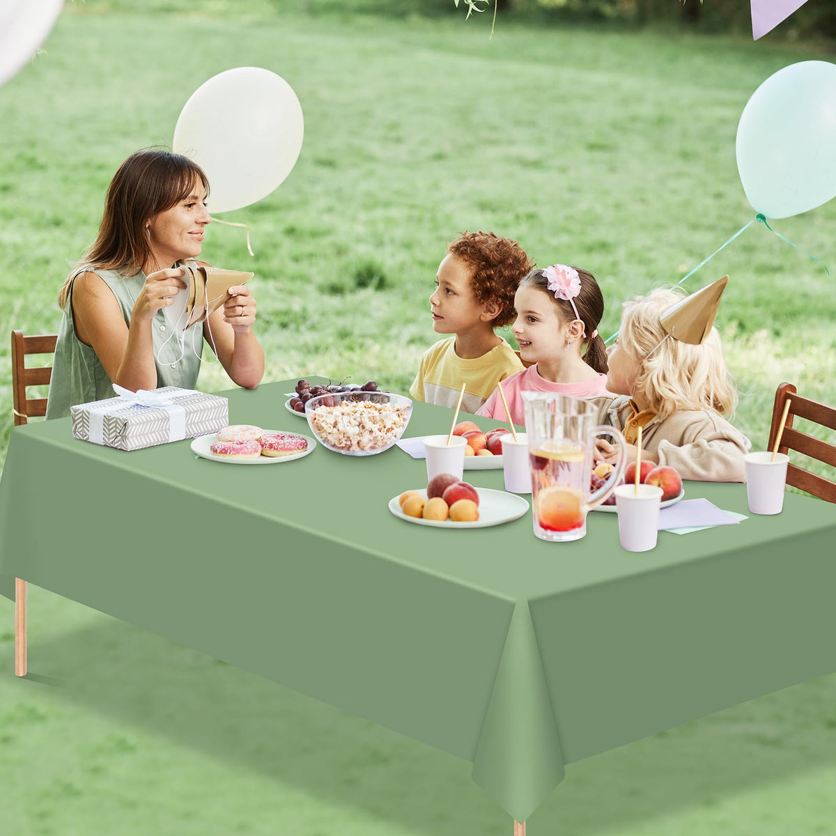YIDAKO tablecloth suited for outdoor picnics and family gatherings