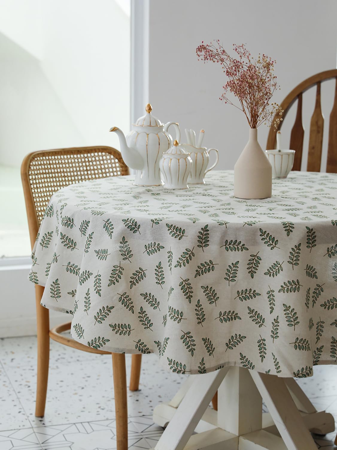 YiHomer Pastoral tablecloth’s wrinkle-resistant fabric stays smooth on the table.