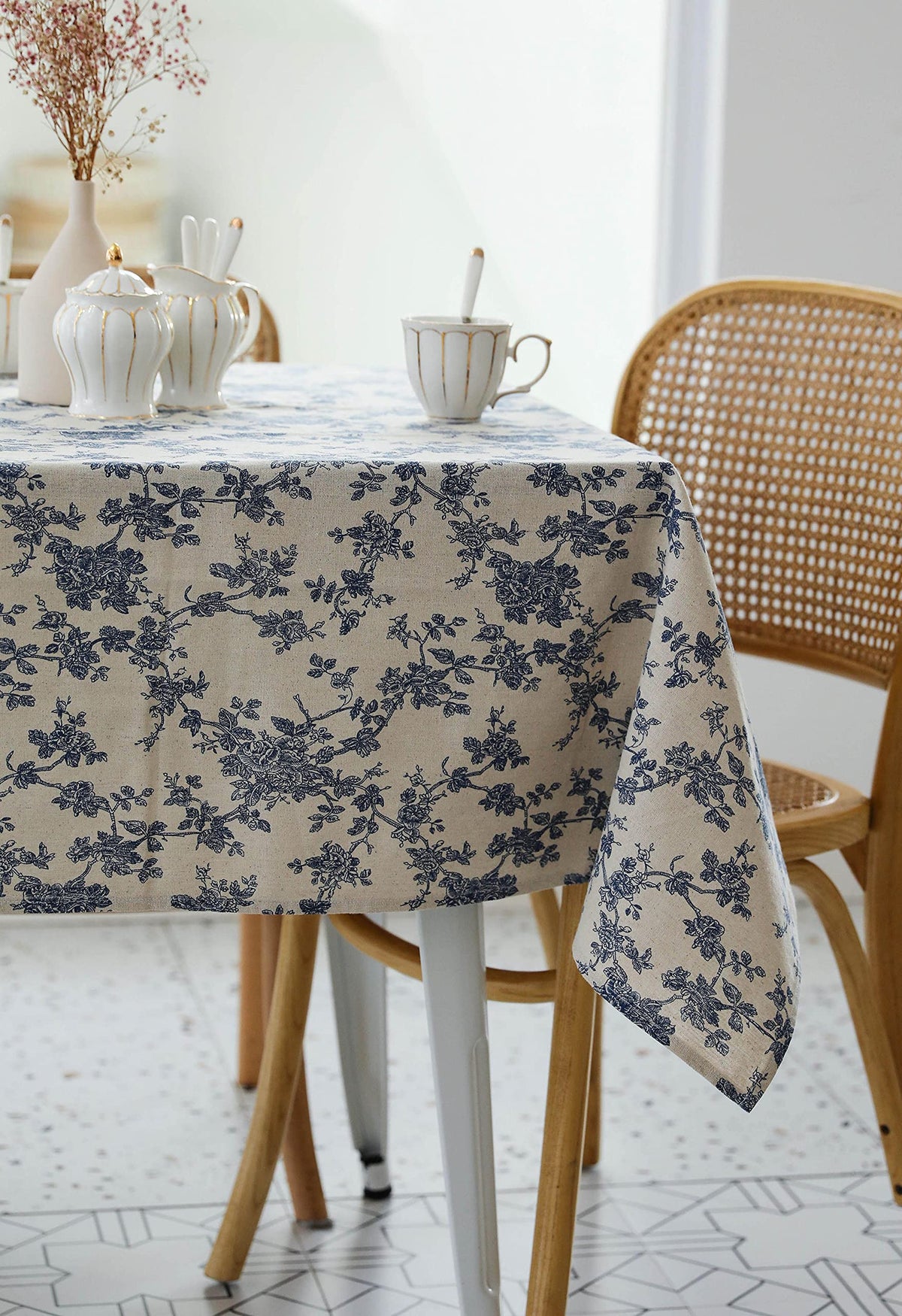 Indoor and outdoor YiHomer dining with 52x52 square tablecloth
