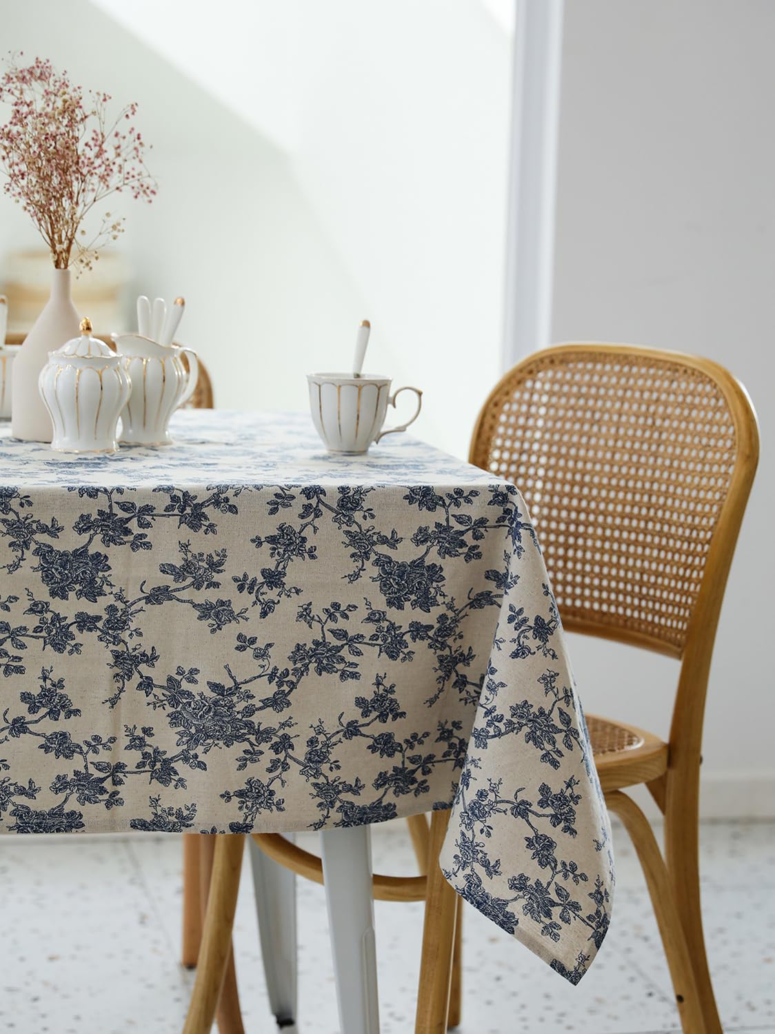 YiHomer Pastoral wrinkle-resistant tablecloth keeps a neat look between washes
