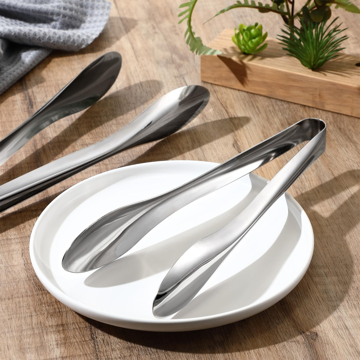 Yiyiring tong with ergonomic handle for a secure grip