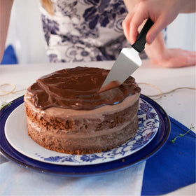 Yoande 10.5 inch serving spatula ideal for pies and pizzas.