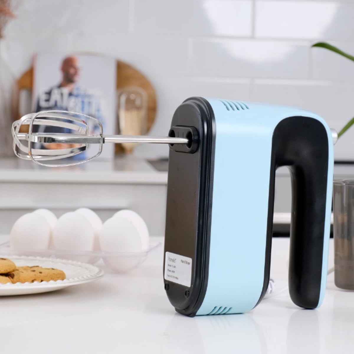 Yomelo easy eject button allows one-hand attachment swapping.