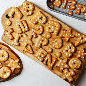 Yomfut fondant and cookie tools demonstrate versatile cake and dessert decorating.