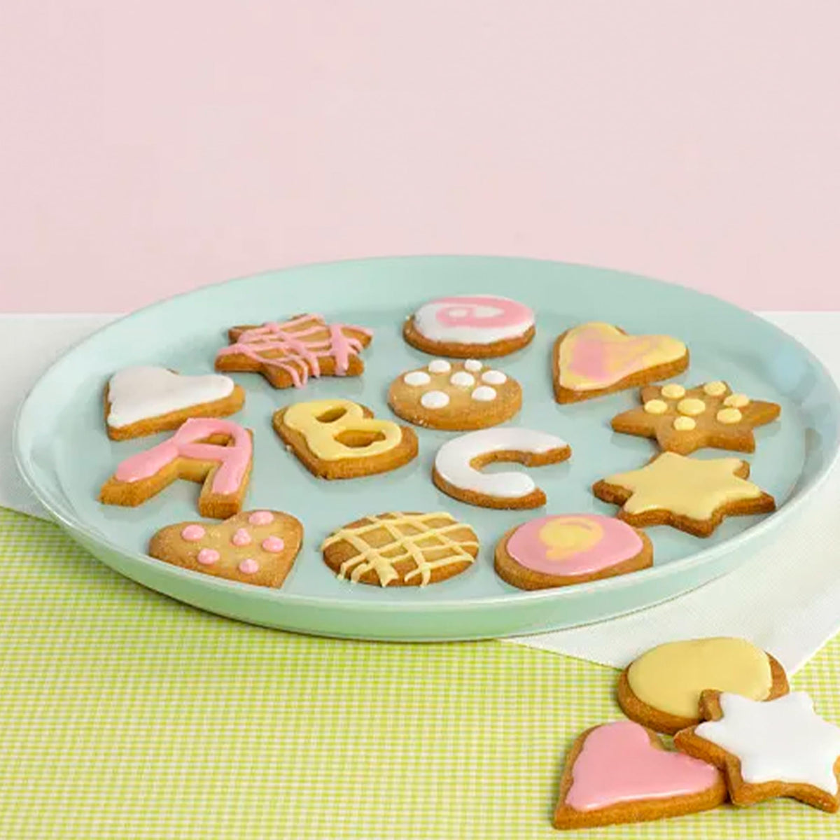 Yomfut party decorations ideas show how alphabet shapes elevate celebrations.