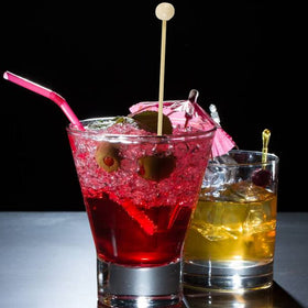 YOOHUA rock candy sticks demonstrate even mixing in hot beverages.