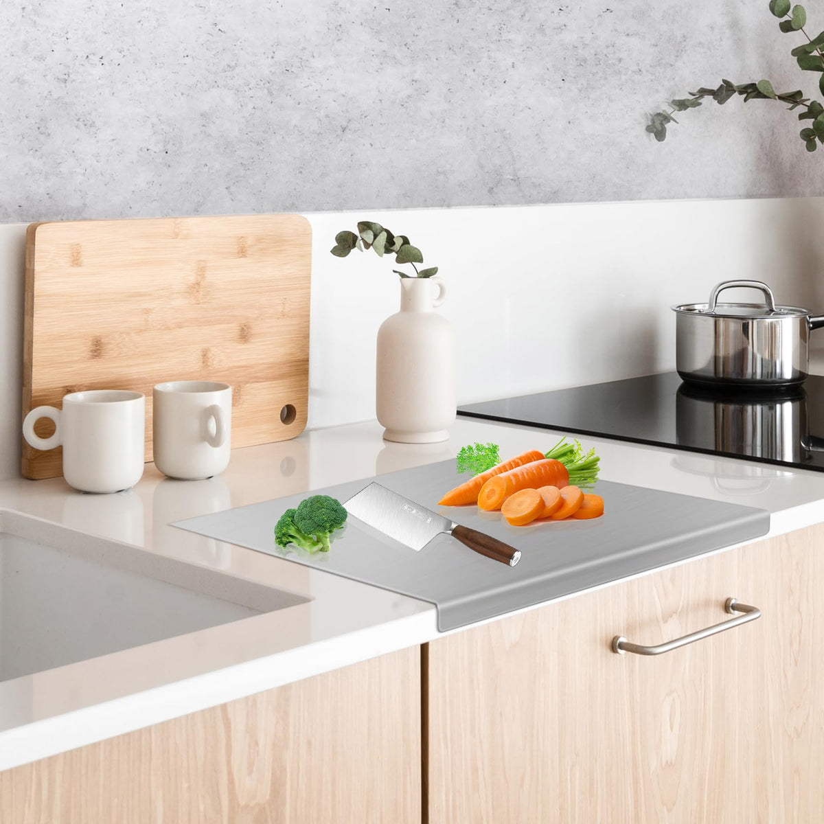 Yoposeo odor-resistant surface resists lingering smells after garlic and onion prep.