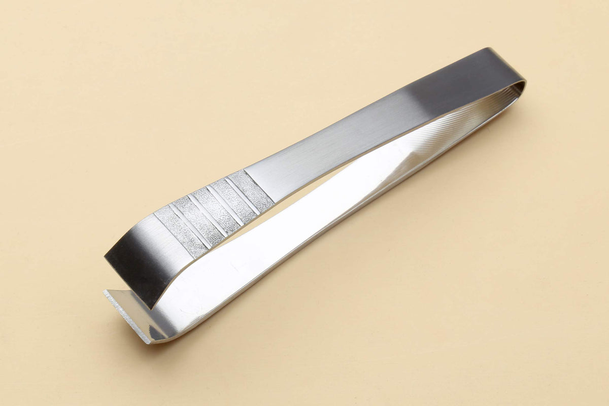 Yoshihiro ergonomic grip tweezer reduces hand fatigue during prep.