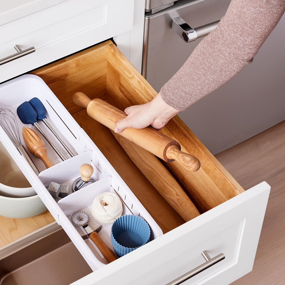 YouCopia DrawerFit expands to fit 15–23 inches for versatile drawer fit.