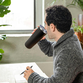Vacuum insulated design on YOUKE OLA tumbler resists condensation.
