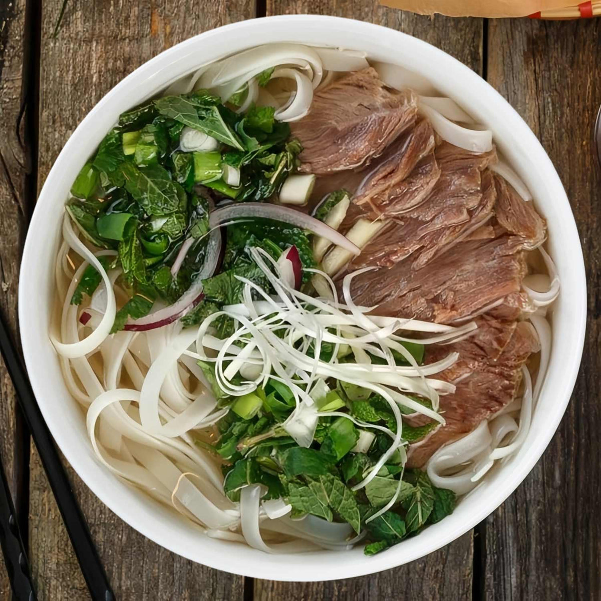 Yuanlity 60oz large soup bowl, ramen assembly shot, showcases versatile capacity.