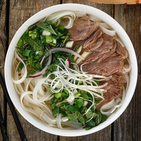 Yuanlity 60oz large soup bowl, ramen assembly shot, showcases versatile capacity.