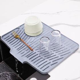 YUEYUEJIA silicone drying mat with drain lip keeps counters dry and directs water away