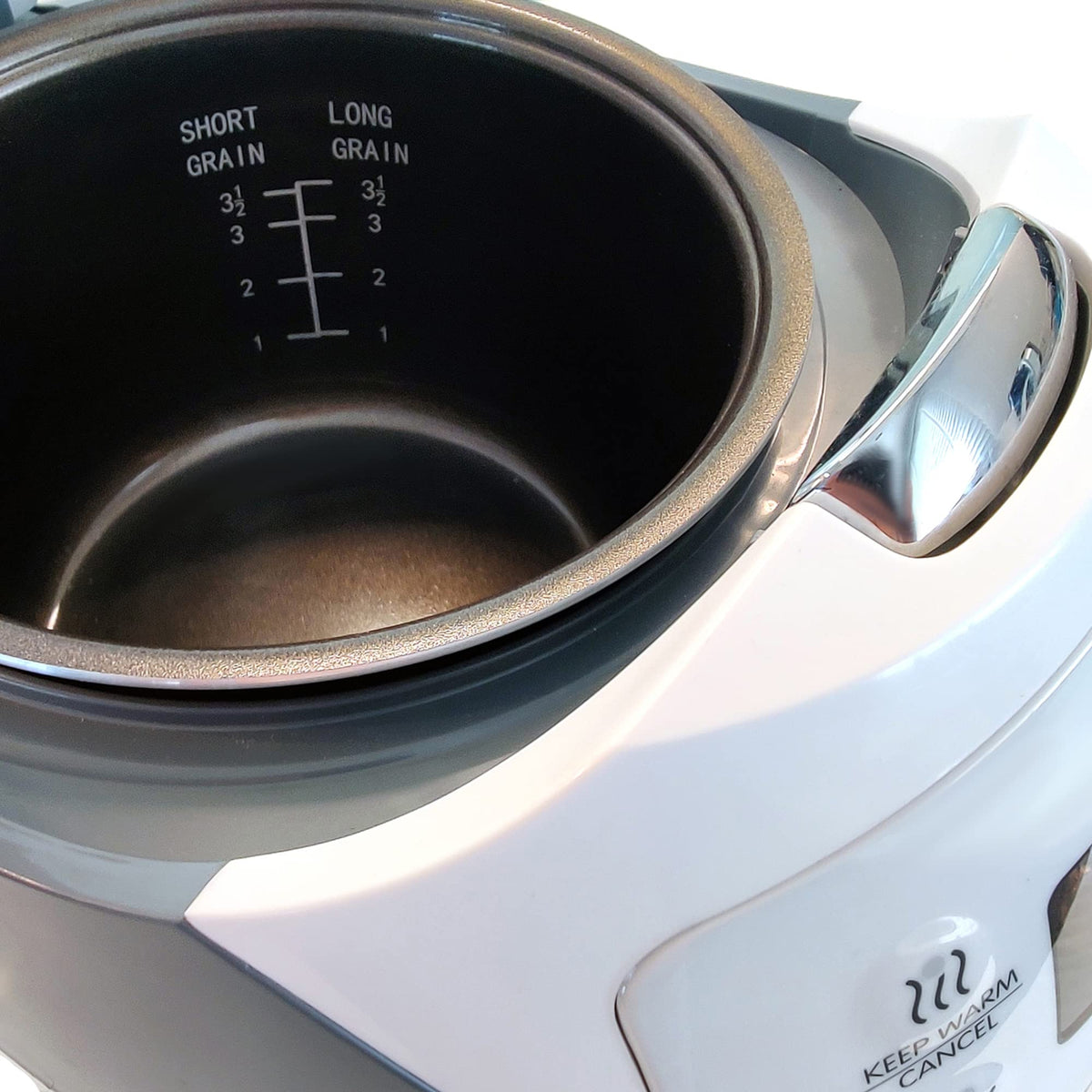 Panda Mini 3.5 cup uncooked capacity serves 1–3 people.