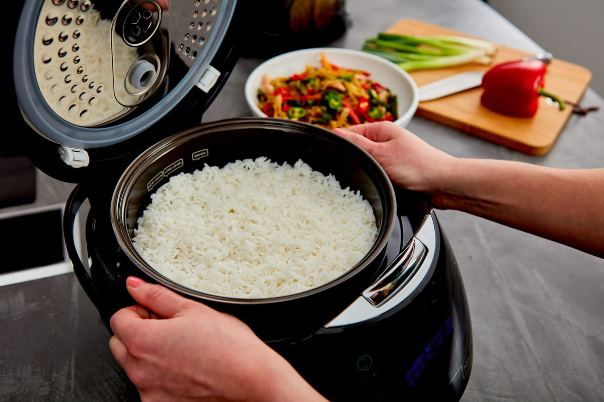 Yum Asia Sakura steam-basket enables steaming with rice cooking.