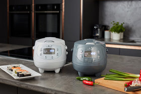 Yum Asia 3-5 cup uncooked rice capacity suits 1-3 diners.