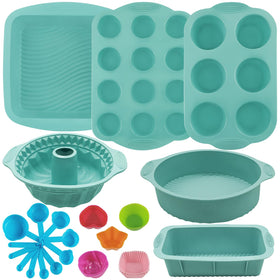Yumatouch pumpkin ring pan in a 10x10x4 inch size for seasonal cakes