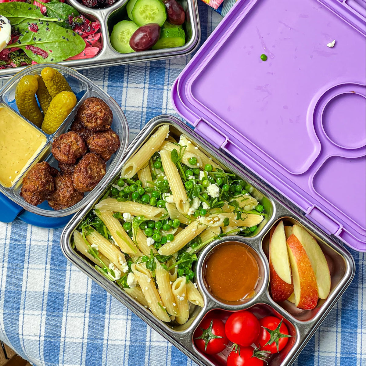 Yumbox Prêt easy-open latch designed for all ages to access meals