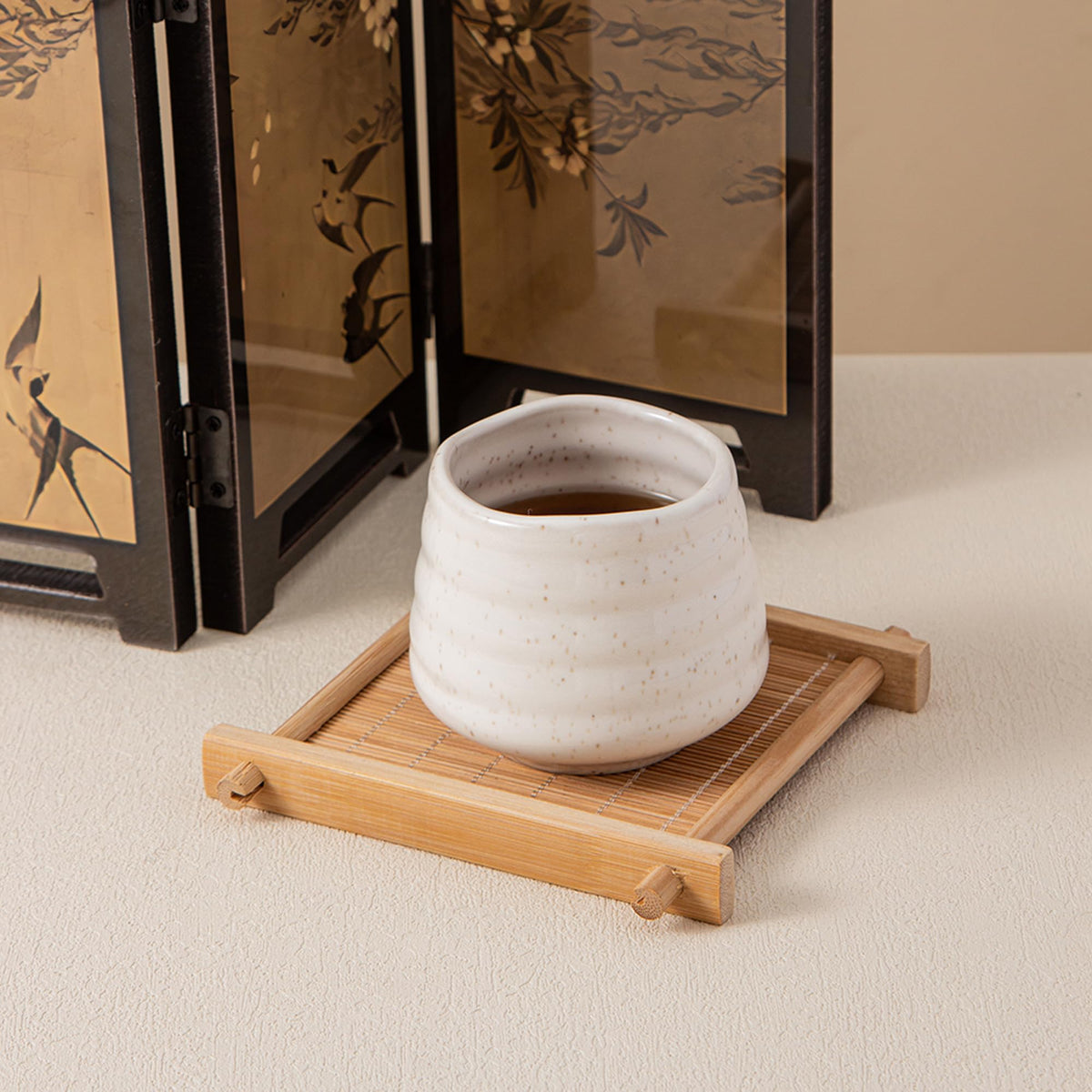 YumiPLUS close-up glossy porcelain surface highlights quality and finish.
