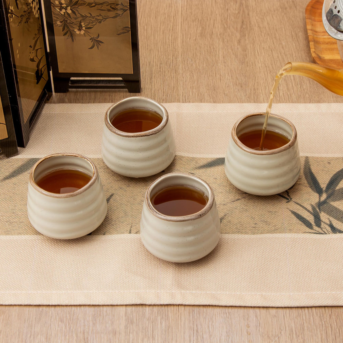 YumiPLUS glossy porcelain mugs, lead-free and safe for daily use.