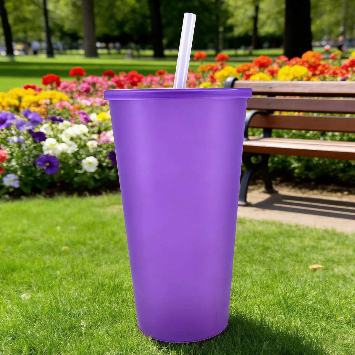 YUYUHUA 32 oz royal blue cup with lid and straw for beach trips.