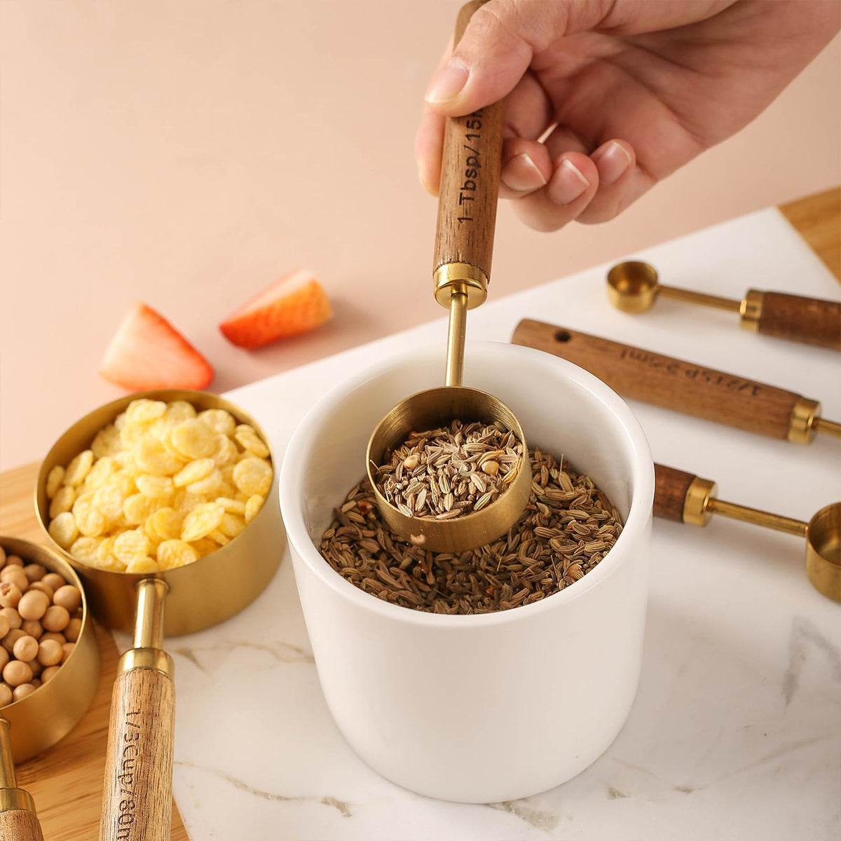 Yuzi wooden-handle measuring spoons set adds elegant grip and control