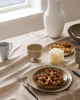 YZJZEDS water-repellent coating helps guard against spills during casual meals