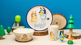 Zak Designs Bluey sustainable melamine bamboo material icon emphasizes eco-friendly choice.