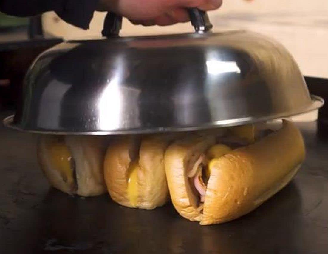 Dishwasher-safe stainless steel lids simplify cleanup after barbecuing and grilling