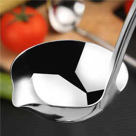 ZDFQly soup ladle pouring action demonstrating smooth flow