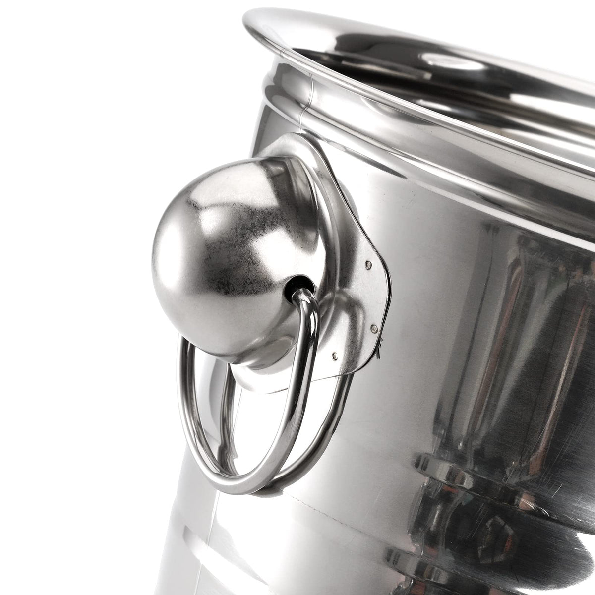 ZENFUN beverage tub with ice outdoors keeps drinks cool during barbecues.