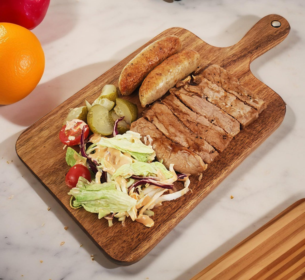 ZeQi gift-ready acacia board, ideal for housewarmings and celebrations.