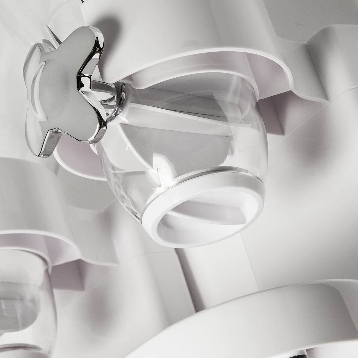 ZevrO GAT201C easy-assembly design supports quick setup.