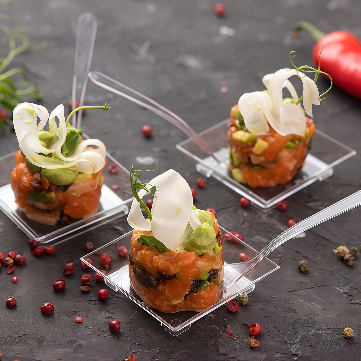 Zezzxu sturdy clear plastic plates maintain presentation while resisting breakage during service.