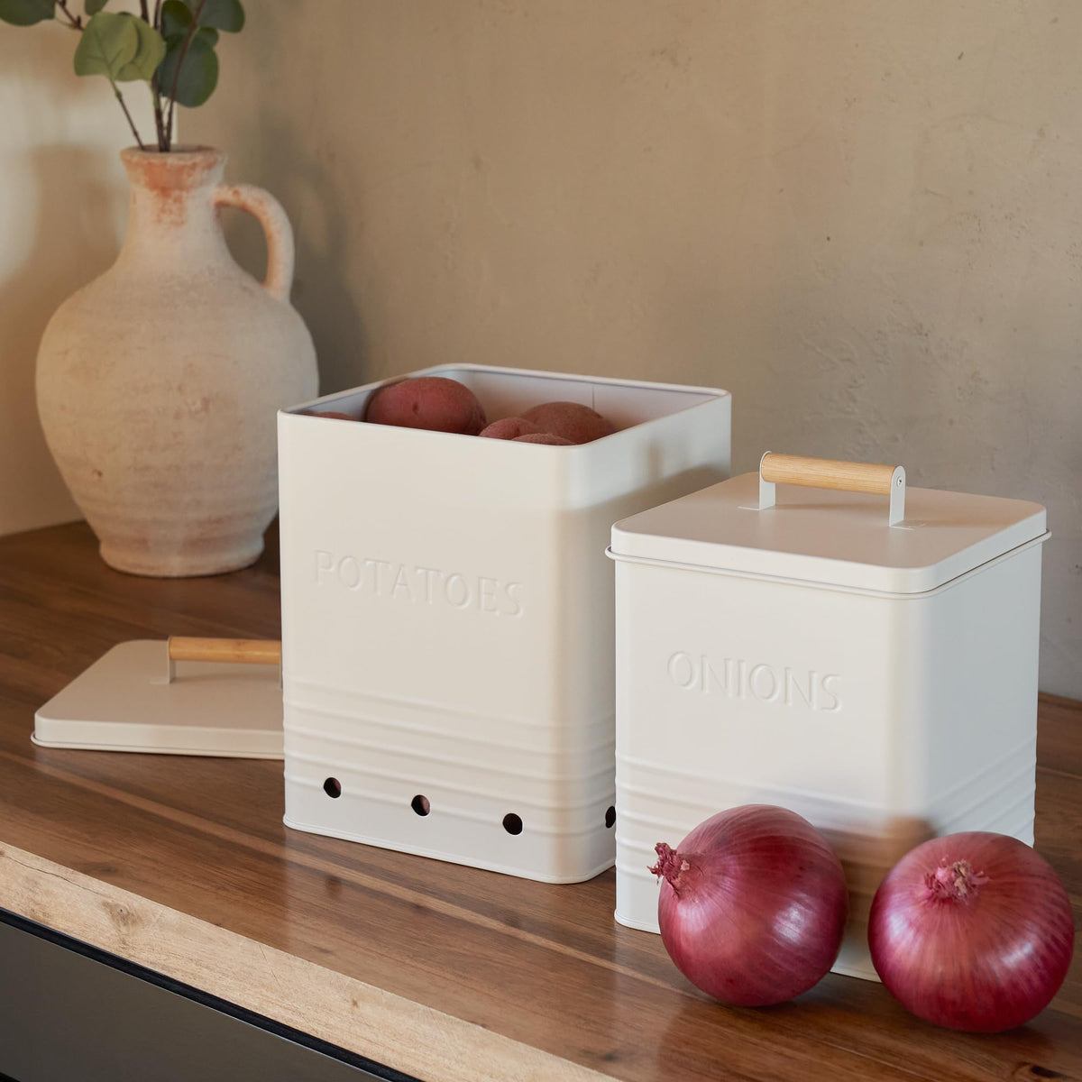 ZICOTO decorative chic kitchen bin complements modern or rustic spaces.