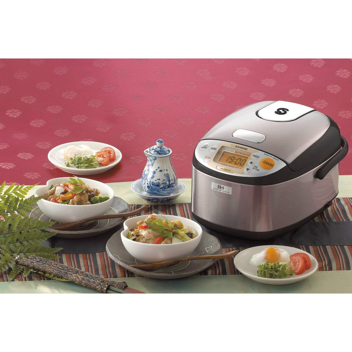 Zojirushi NP-GBC05XT lid heater design maintaining consistent cooking temperatures.