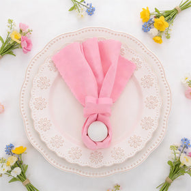 Zoketriton Easter table decoration with bouquets and wine accents