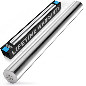 Zulay Kitchen rolling pin with smooth cylinder for consistent dough thickness.