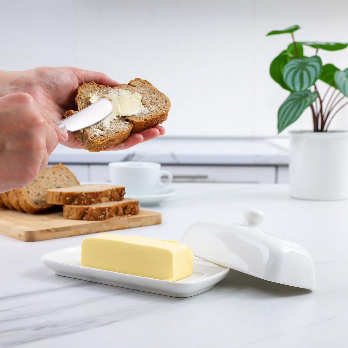 Zulay Kitchen rounded-edge butter dish design reduces mess during use
