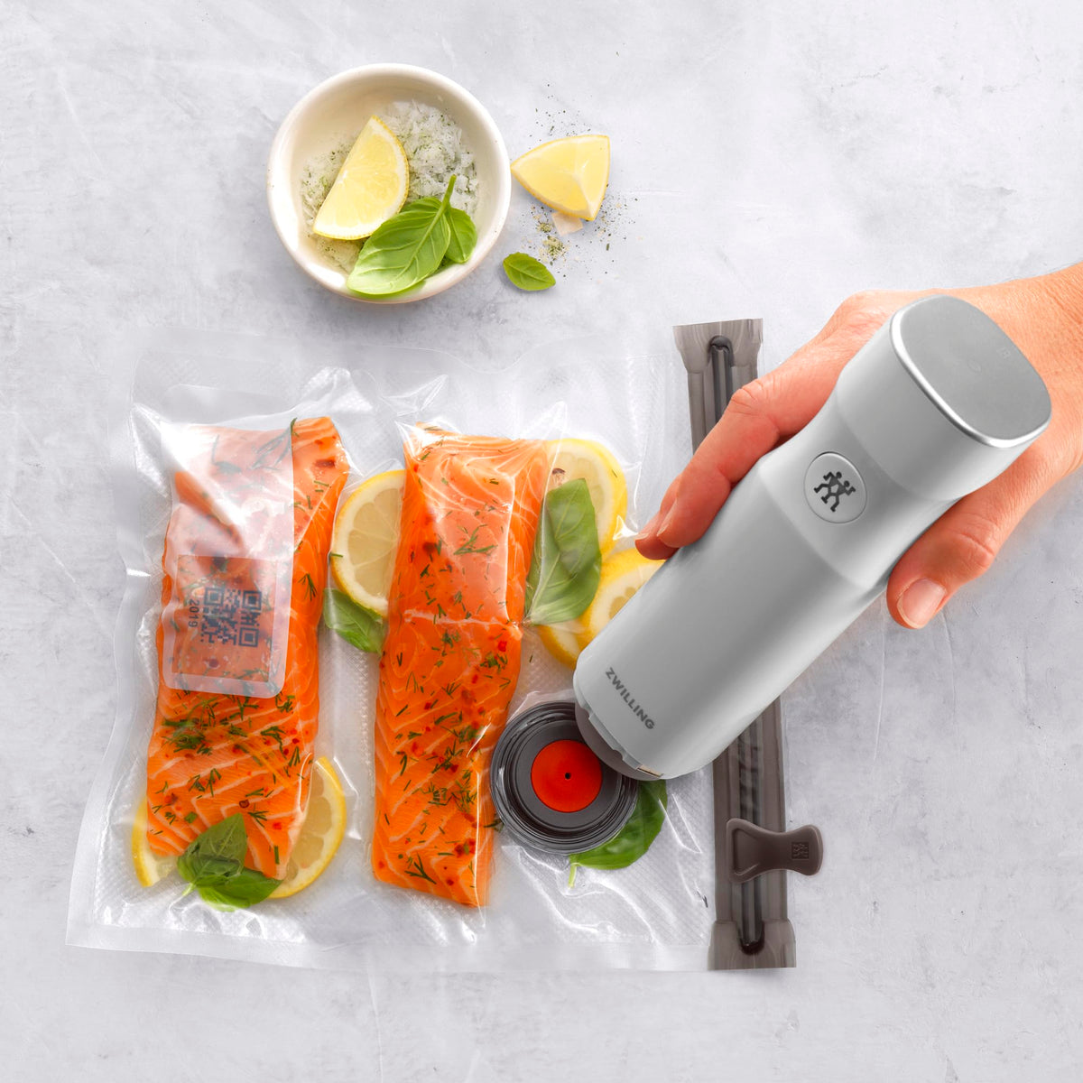 ZWILLING Fresh & Save easy-zip closure ensures a secure airtight seal