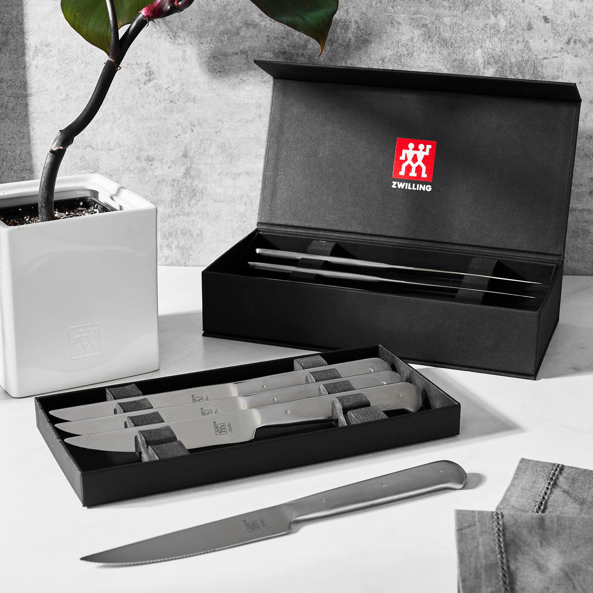 ZWILLING single-piece steel construction for lasting edge retention.