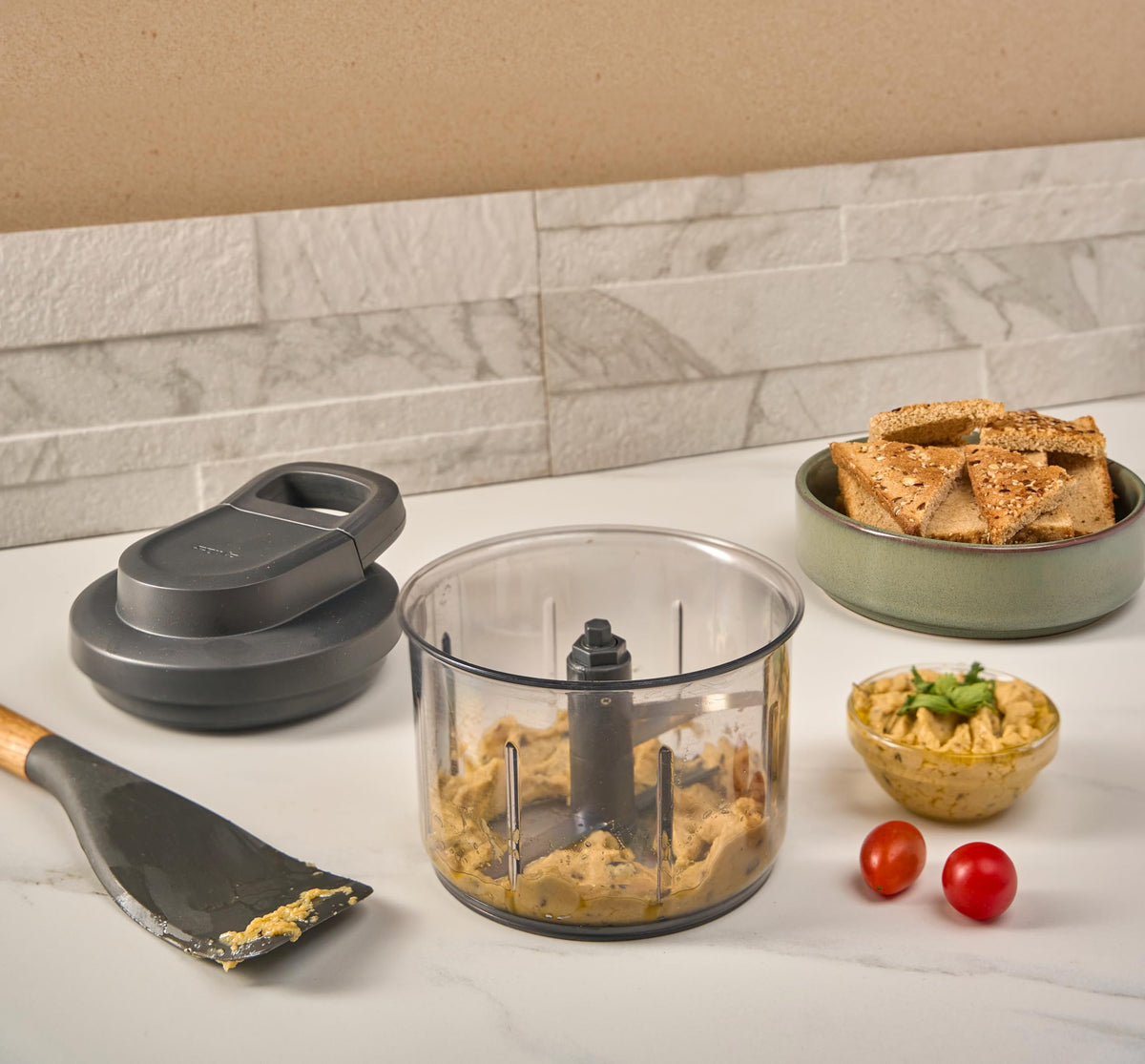 Zyliss Easy Pull ergonomic handle provides comfortable grip during use.