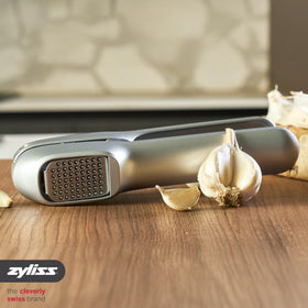 Odor-free hands during prep with Zyliss Susi 4 garlic press.